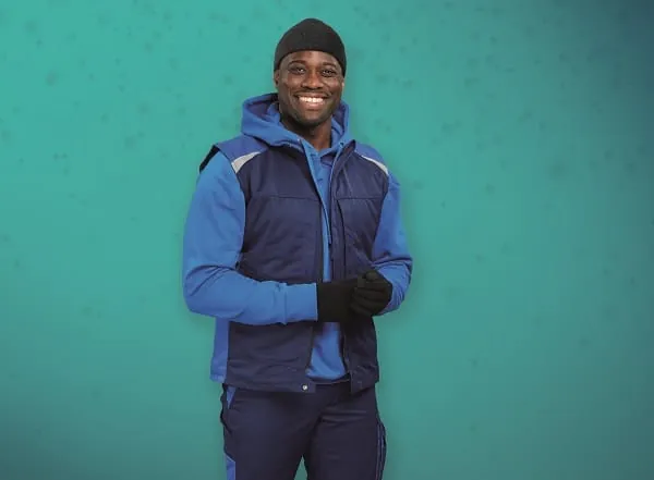 Beliebt bei Handwerksprofis: Lässiger Hoodie kombiniert mit wärmender, wattierter Weste – letztere aus der Kollektion DBL Forward. Basic und Weste sind erhältlich im Mietservice der DBL.