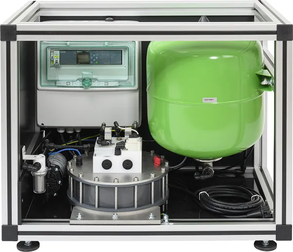 Elektrischer Strom ist die Triebkraft der neuen, kompakt aufgebauten Entsalzungsanlage ionliQ von Gr&uuml;nbeck.