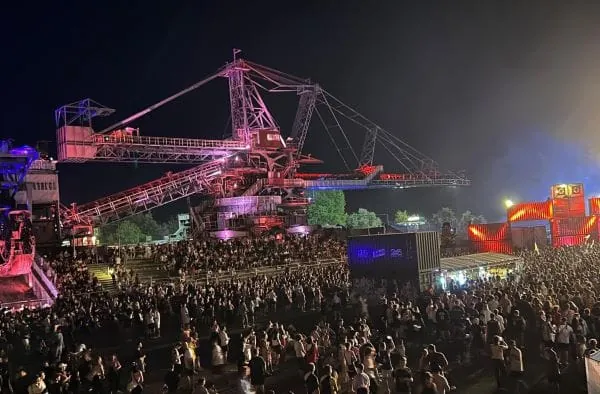 Festivalgel&auml;nde Ferropolis bei Dessau mit Braunkohlebaggern als Kulisse bei Nacht