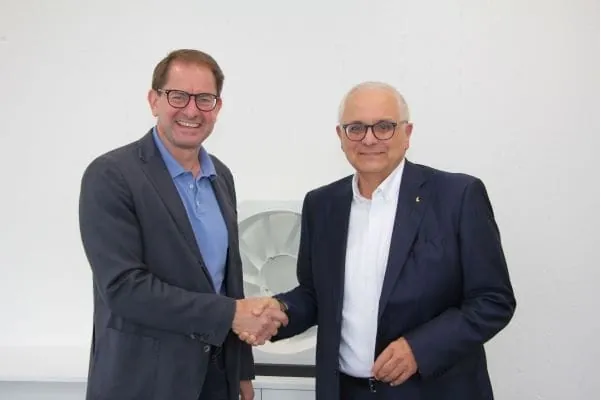 Vorstandsvorsitzender Dr. Marc Wucherer (links) verabschiedet Thomas Brommer.