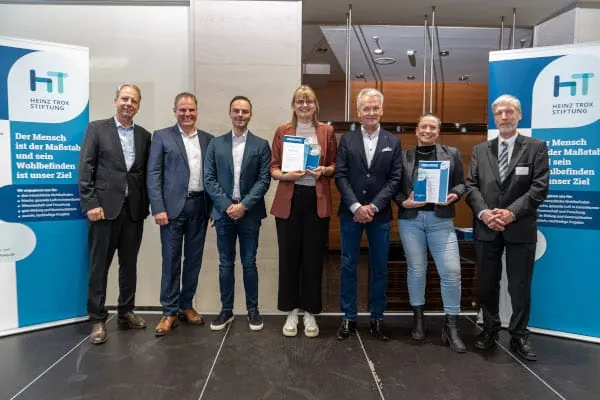 Prof. Dr. Hans Fleisch (Heinz Trox-Stiftung), Prof. Dr. -Ing. Dirk M&uuml;ller (E.ON-Institut f&uuml;r energieeffiziente Geb&auml;ude und Raumklima sowie Heinz Trox Wissenschafts gGmbH), Sebastian Blechmann (RWTH Aachen), Preistr&auml;gerin Hannah G&ouml;rigk, Prof. Dr.-Ing. Christoph Kaup (Fachverband Geb&auml;ude-Klima e. V.), Preistr&auml;gerin Laura Beck, Prof. Dr.-Ing. Thomas Hartmann (ITG Dresden) (v.l.).