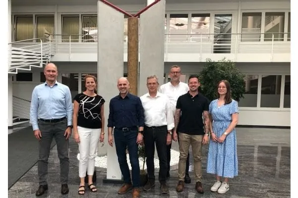 Ein gutes Ergebnis beim ISO 9001-Wiederholungsaudit f&uuml;r das Team der Roth Werke (von links): Sascha Allissat, Mitglied der Gesch&auml;ftsleitung, Gesch&auml;ftsf&uuml;hrerin Christin Roth-J&auml;ger, die Auditoren des T&Uuml;V S&uuml;d Andreas Koriath und Manfred Grygar sowie Thomas Henkel, Leiter des Qualit&auml;tswesens mit seinen Mitarbeitenden Dustin Graf und Eva Seidler.