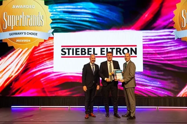Zum achten Mal in Folge ist Stiebel Eltron als &bdquo;Superbrand&ldquo; ausgezeichnet worden. Den Award haben Andr&aacute;s Wiszkidenszky (Regional Director Superbrands International, l.) und Norbert Lux (Member of the Board Superbrands Germany, r.) Stiebel Eltron-Pressesprecher Henning Schulz (Mitte) in Berlin &uuml;berreicht.