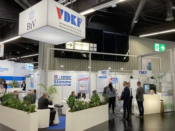 Der VDKF-Messestand ist &ndash; wie hier auf der Chillventa 2022 &ndash; Treffpunkt und Spiegelbild der Leistungsvielfalt der K&auml;lte- und Klima-Fachbetriebe