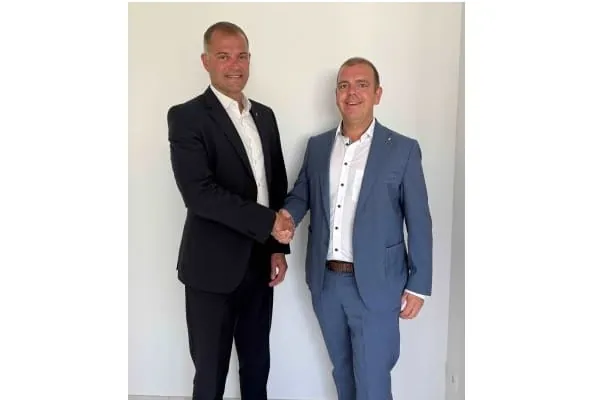 Aufsichtsratsvorsitzender Dennis Ziehl (rechts) gratuliert Joachim Ley als neuem Vorstandsvorsitzenden (CEO) von Ziehl-Abegg.