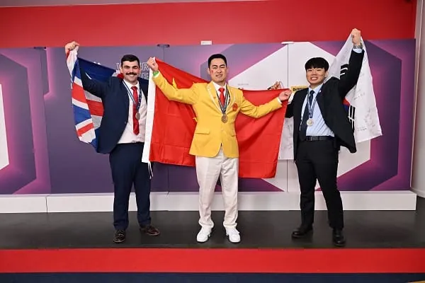 Die Preisträger „Sanitär- und Heizungshandwerk“ v.l.: Ruben Duggan (Silber, UK), Weilong Sun (Gold, China), Doyoung Kang (Silber, Korea)