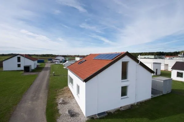 zwei identische Einfamilienh&auml;user (Zwillingsh&auml;user) auf dem Versuchsgel&auml;nde des Fraunhofer IBP bei M&uuml;nchen