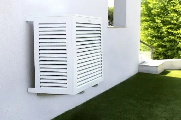 Klimaau&szlig;enger&auml;t an wei&szlig;er Hauswand mit wei&szlig;er Schutzverkleidung