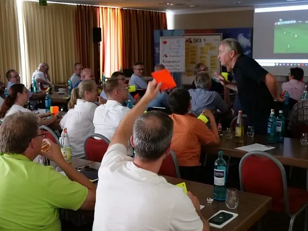 Schiedsrichter und Keynote-Speaker Lutz Wagner sorgte mit seinem aktiv gestalteten Vortrag f&uuml;r Einblicke in die Herausforderungen bei der Entscheidungsfindung, die auch f&uuml;r die Teilnehmerinnen und Teilnehmer n&uuml;tzlich waren.