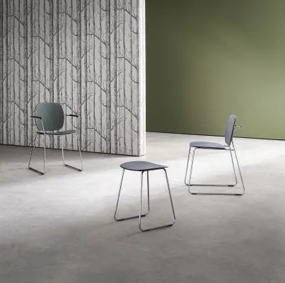 Die von Hewi entwickelte Re-Sitzfamilie wird aus Post-Industrial Rezyklat (PIR) gefertigt. Das ressourcenschonende Material unterliegt hohen Qualitätsstandards.