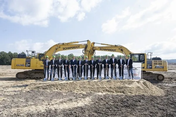 Der offizielle Spatenstich f&uuml;r das neue Nordwest-Logistikzentrum im hessischen Alsfeld v.l.: Martin Bertinchamp (Aufsichtsratsvorsitzender Nordwest), Jens Rasche (Architekt), Dr. Jens Mischak (Landrat Vogelsbergkreis), Robert Windischmann (Leiter Immobilien Rothenberger Real Estates), Jan-Hendrik Goldbeck (Gesch&auml;ftsf&uuml;hrender Gesellschafter Goldbeck GmbH), Dr. Sandra Rothenberger (Gesch&auml;ftsf&uuml;hrerin Dr. Helmut Rothenberger Holding GmbH), Dr. Helmut Rothenberger (Vorsitzender der Gesch&auml;ftsf&uuml;hrer der Dr. Helmut Rothenberger Holding GmbH), Boris Rhein (Ministerpr&auml;sident Hessen), Stephan Paule (B&uuml;rgermeister Stadt Alsfeld), Dr. Ingo M&uuml;ller (Aufsichtsrat Nordwest), Thorsten Sega (Vorstand Nordwest), Bastian Wolfgarten (Gesch&auml;ftsbereichsleiter Logistik Nordwest), Michael Rolf (Vorstand Nordwest)
