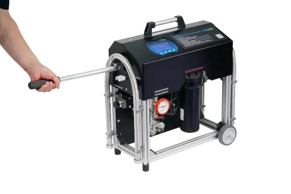 Der Anlagenwasser-Allrounder permaLine mobil wird ab sofort mit Transportrollen und einer Zugstange geliefert und bietet damit gesteigerten Bedienkomfort.