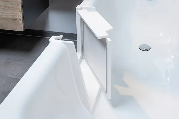 Die proBad Wannentür ist die neue Lösung von interdomus Haustechnik für den barrierefreien Einstieg in bestehende Badewannen.