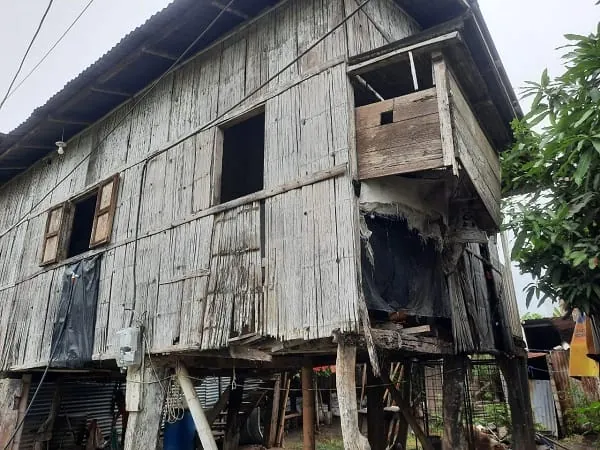 Vorherige Wohnsituation: Besonders im Winter verschlechtern undichte D&auml;cher, feuchte W&auml;nde und besch&auml;digte B&ouml;den oft die Wohnbedingungen.