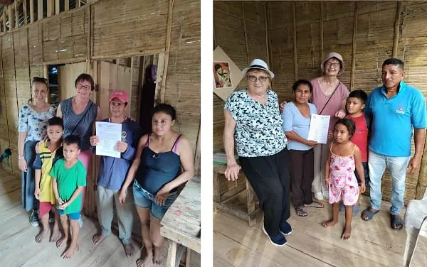 Zwei der sechs Familien bei der &Uuml;bergabe der Eigent&uuml;merurkunde: Ihre Dankbarkeit spiegelt sich in den positiven R&uuml;ckmeldungen wider.