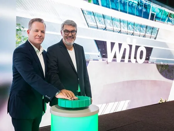 Oliver Hermes, Vorstandsvorsitzender und CEO der Wilo-Gruppe (l.), eröffnete den Networking Cube zusammen mit Thomas Westphal, Oberbürgermeister der Stadt Dortmund, symbolisch per Knopfdruck.