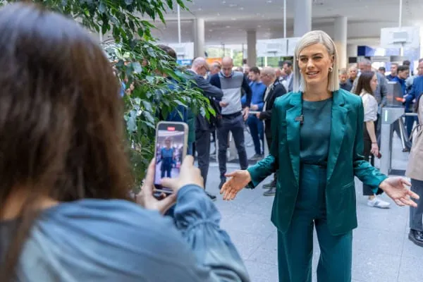 Miss Chillventa am Eingang Ost beim Fototermin: Die Besucherzahlen haben das Vor-Corona-Niveau wieder erreicht.