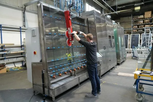 Zukunftssicherung f&uuml;r Bad Zwischenahn: H&uuml;ppe investiert einen siebenstelligen Betrag in die Verbesserung der Prozesseffizienz in Fertigung und Logistik seines Stammwerks im Ammerland. Dazu tr&auml;gt auch eine neue Ant-Plaque-Beschichtungsanlage bei.