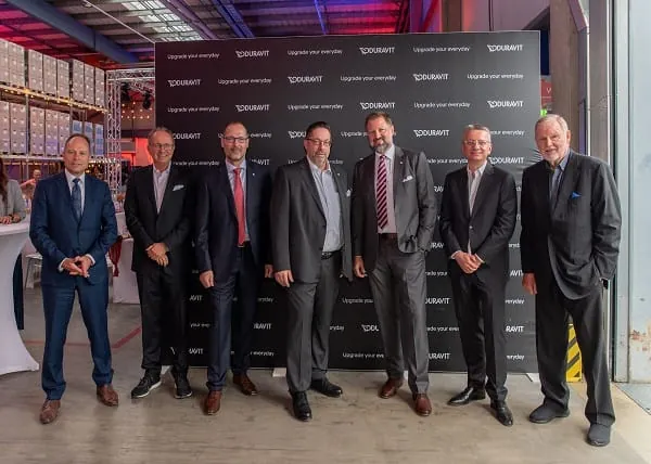 v. l.: Martin Winkle (CFO), Stephan Tahy (CEO), Mike St&auml;rtzner (Werksleiter Duravit Mei&szlig;en), Thomas Stammel (COO), Gregor Greinert (Aufsichtsratsvorsitzender), Ingmar Irle (CPO) und Klaus Greinert (Aufsichtsrat) bei der Jubil&auml;umsfeier.