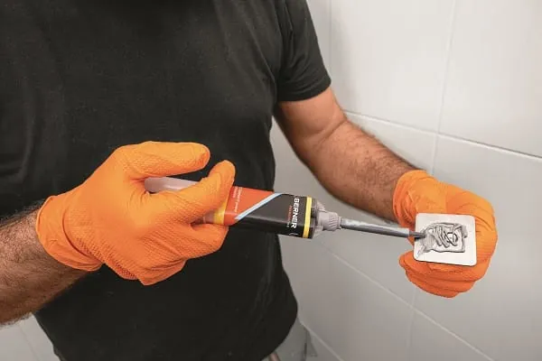 Der neue Zwei-Komponenten-Kleber 2C Power & Speed von Berner soll die besten Eigenschaften verschiedener L&ouml;sungen vereinen. 