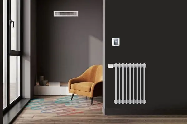 Wohnraum mit Klimanalage und Ventil-Radiator mit elektronischer Ansteuerung der Geräte/Ventile