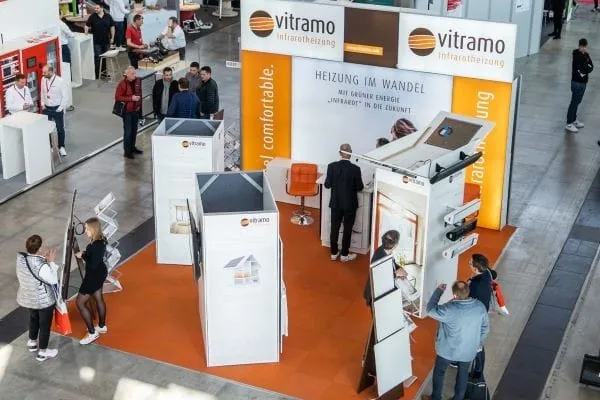Messestand Vitramo mit Besuchern
