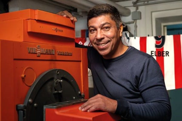 Fußball-Legende Giovane Élber vor altem , orangen Viessmann-Heizkessel