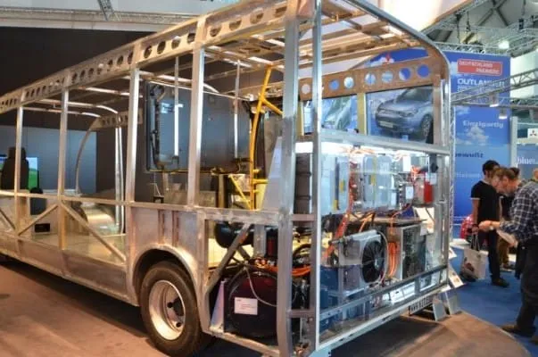 Modell E-Bus mit eingebauter Batterie am Messestand