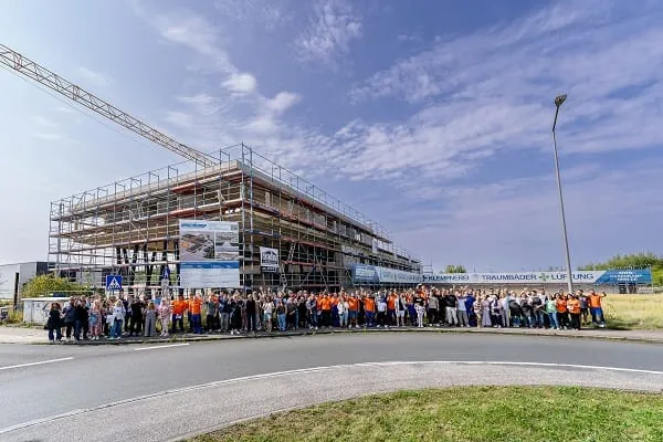 Das komplette Team von Hasenkamp-Sanit&auml;r-Heizung-Klima vor dem neuen Geb&auml;ude.