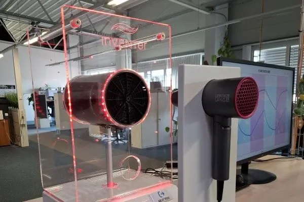 Versuchsanlage Keramik-Wärmespeicher mit Heißluftfön, um die Effizienz der WRG zu messen