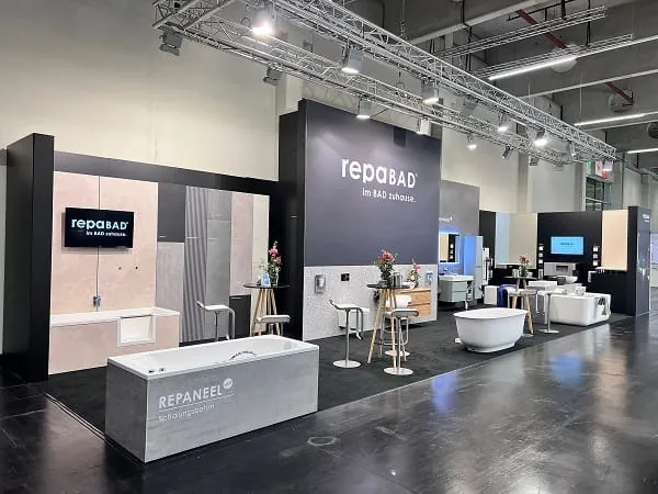 Für Repabad steht der Austausch mit Partnern und Kunden beim Messebesuch im Vordergrund. Hier zu sehen: Der Repabad-Stand auf der IFH in Nürnberg.