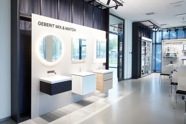 Im Theorieraum und im großzügigen Foyer werden an Exponaten zu Mix & Match, zur Geberit Systemtechnik und in kompletten Badinstallationen die Geberit Systeme und Produkte gezeigt.