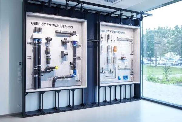 Die Ver- und Entsorgungssysteme von Geberit werden in einem Praxisraum präsentiert.