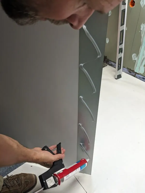 Angeklebt werden die Vipanel-Platten mit dem zugelassenen Otto Seal S110 Silikonkleber. Auf der Sto&szlig;schiene wird das Silikon streifenf&ouml;rmig aufgetragen, auf der Platte in Tupfen-Form: Das hat den Vorteil, dass eventuell auftretende Feuchtigkeit &ndash; etwa durch Schwitzwasser &ndash; zwischen den Klebepunkten entweichen kann. Rund um die Armaturenaussparungen wird das Silikon kringelf&ouml;rmig aufgetragen. So wird auch nach dem Entfernen der Blindstopfen sichergestellt, dass sp&auml;ter keine Feuchtigkeit eintreten kann. Pro Platte m&uuml;ssen rund drei Kartuschen Silikon eingeplant werden.