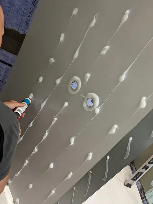 Angeklebt werden die Vipanel-Platten mit dem zugelassenen Otto Seal S110 Silikonkleber. Auf der Sto&szlig;schiene wird das Silikon streifenf&ouml;rmig aufgetragen, auf der Platte in Tupfen-Form: Das hat den Vorteil, dass eventuell auftretende Feuchtigkeit &ndash; etwa durch Schwitzwasser &ndash; zwischen den Klebepunkten entweichen kann. Rund um die Armaturenaussparungen wird das Silikon kringelf&ouml;rmig aufgetragen. So wird auch nach dem Entfernen der Blindstopfen sichergestellt, dass sp&auml;ter keine Feuchtigkeit eintreten kann. Pro Platte m&uuml;ssen rund drei Kartuschen Silikon eingeplant werden.