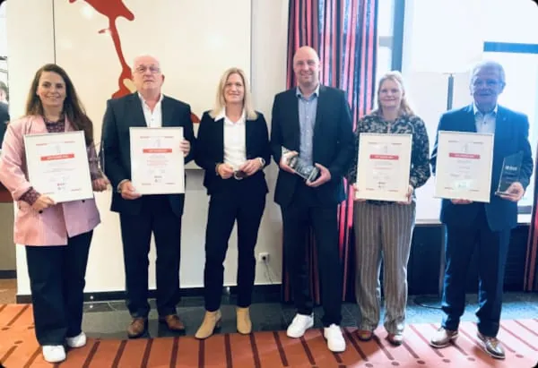Verleihung der BVF Awards: Camila Vargas (GeoClimaDesign AG), Klaus-J&uuml;rgen Ehlgen und Christina Ehlgen-Asbach (beide EQtherm), Achim Schnell und Meike Strauch (beide aquatherm) sowie Ulrich Stahl (BVF) (v.l.)