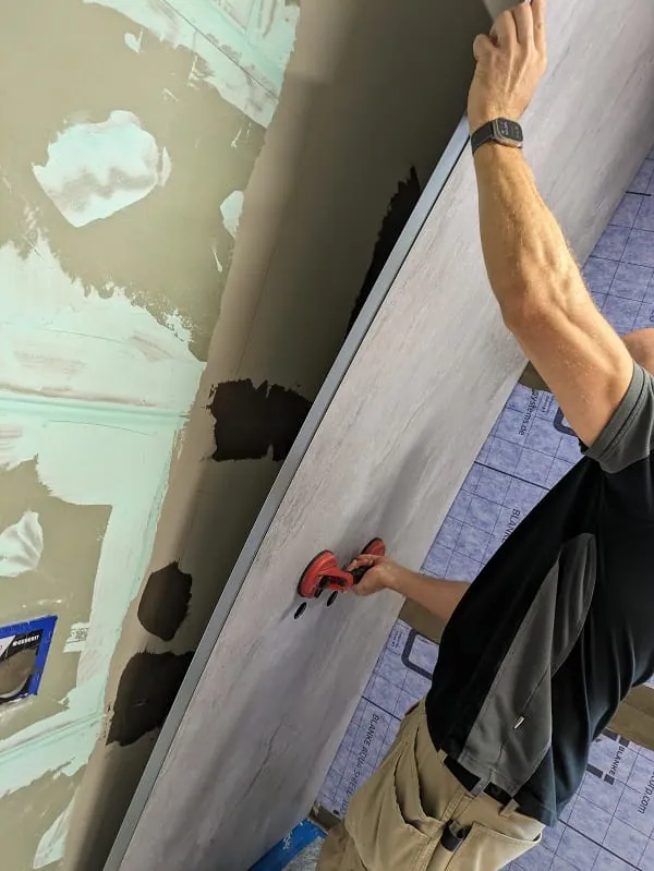 Auch beim Anbringen der Roth-Vipanel-Verbundplatte an die Wand ist der Glassauger hilfreich.