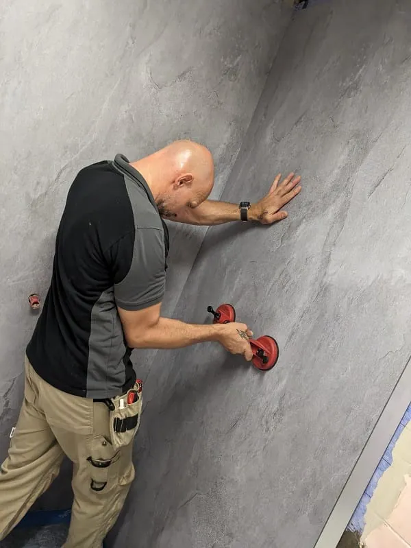 Die Vipanel-Verbundplatten k&ouml;nnen einfach mit der flachen Hand angedr&uuml;ckt werden. Rund eine halbe Stunde bleibt Zeit, m&ouml;gliche Ungleichheiten zu korrigieren, bis der Silikonkleber ausgeh&auml;rtet ist. Die Wartungsfugen beim Sto&szlig;en &uuml;ber Eck werden erst am Ende mit Silikon ausgekleidet.