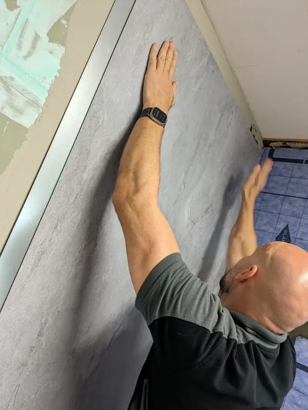 Die Vipanel-Verbundplatten k&ouml;nnen einfach mit der flachen Hand angedr&uuml;ckt werden. Rund eine halbe Stunde bleibt Zeit, m&ouml;gliche Ungleichheiten zu korrigieren, bis der Silikonkleber ausgeh&auml;rtet ist. Die Wartungsfugen beim Sto&szlig;en &uuml;ber Eck werden erst am Ende mit Silikon ausgekleidet.