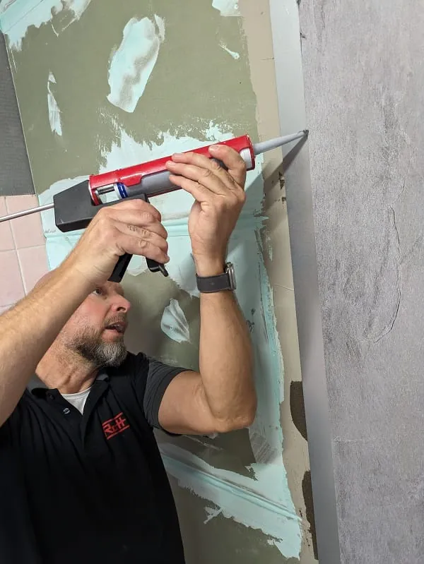 Die Sto&szlig;schiene steht 50 mm aus. Bevor Oliver Fuchs die zweite Platte anbringt, versieht er die Kante und die Sto&szlig;fuge mit einer d&uuml;nnen Schicht Industriekleber. Dies sorgt sp&auml;ter f&uuml;r den noch besseren Halt und verhindert den Eintritt von Feuchtigkeit.