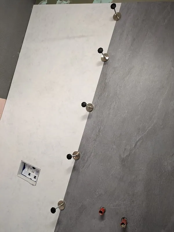 Magnetstempel ziehen die Sto&szlig;schiene noch fester an die beiden Vipanel-Platten. Dies gew&auml;hrleistet eine noch b&uuml;ndigere und stabilere Verbindung der beiden Platten.