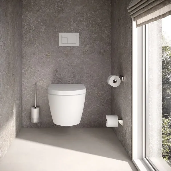 Im WC-Bereich ist der Toilettenpapierhalter mit einer Rollenbremse ausgestattet. Die Toilettenb&uuml;rstengarnitur wird ebenfalls an der Wand befestigt, sodass der Boden immer frei bleibt.