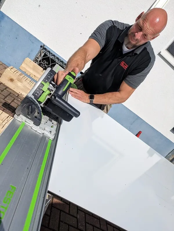 Mit einem Feinzahnblatt, das auch Aluminium schneiden kann, erfolgt der S&auml;umschnitt der Platte.