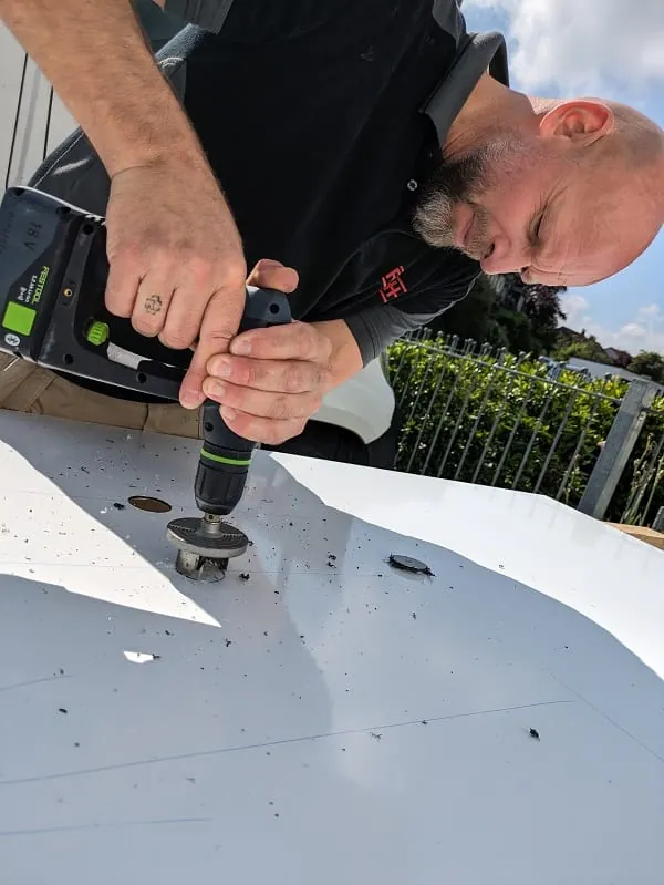 Die Ausschnitte f&uuml;r Armaturen k&ouml;nnen mit einem handels&uuml;blichen Bohrer vorgenommen werden. Ganz wichtig: Vor dem Bohren alle Ma&szlig;e nochmals kontrollieren!