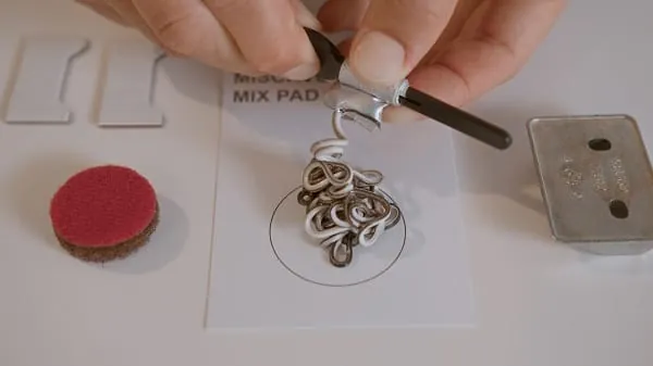 Bei der Montage k&ouml;nnen die Accessiores der Keuco-Serie Aveno entweder an die Wand geklebt oder geschraubt werden. Jedem Produkt &ndash; mit Ausnahme des Haltegriffs &ndash; liegt das Keuco-Klebe-Set und Schrauben bei.