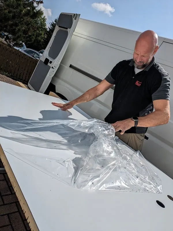 Die R&uuml;ckseiten der Vipanel-Verbundplatte ist mit einer Schutzfolie ausgestattet. Diese muss vor den weiteren Arbeitsschritten abgezogen werden: &bdquo;Es kommt h&auml;ufig vor, dass das vergessen wird, und dann halten die Platten sp&auml;ter nat&uuml;rlich nicht&ldquo;, berichtet Oliver Fuchs.