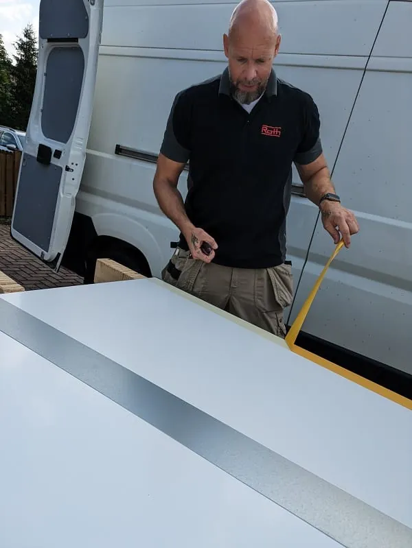 Um die Vipanel-Verbundplatten unsichtbar und stumpf zu sto&szlig;en, wird eine feuerverzinktes 0,6 mm d&uuml;nnes und 100 mm breites Blech verwendet &ndash; die sogenannte &bdquo;Sto&szlig;schiene&ldquo;. Sie wird mit doppelseitigem Gewebeklebeband an der Sto&szlig;kante fixiert.