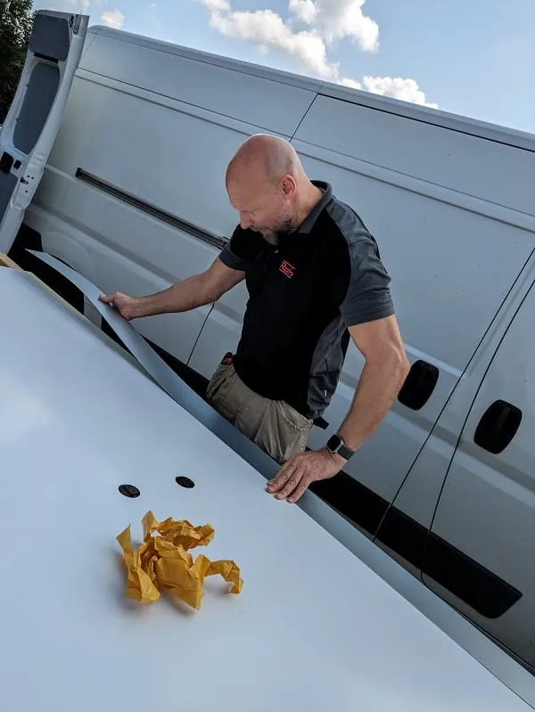 Um die Vipanel-Verbundplatten unsichtbar und stumpf zu sto&szlig;en, wird eine feuerverzinktes 0,6 mm d&uuml;nnes und 100 mm breites Blech verwendet &ndash; die sogenannte &bdquo;Sto&szlig;schiene&ldquo;. Sie wird mit doppelseitigem Gewebeklebeband an der Sto&szlig;kante fixiert.