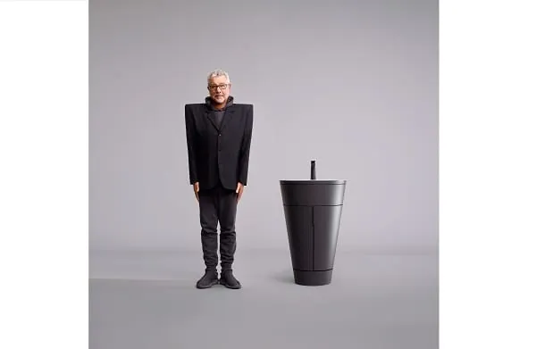 Anlässlich des 30-jährigen Jubiläum der Starck Tonne präsentierte Duravit in Zusammenarbeit mit Philippe Starck eine überarbeitete Version des Designklassikers.