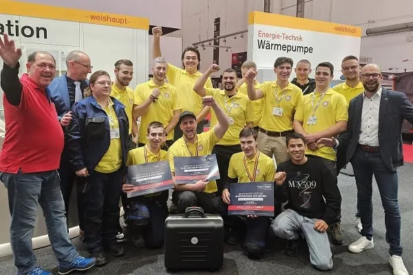 Die Teilnehmer der Deutschen Meisterschaft im SHK-Handwerk 2024 auf der diesj&auml;hrigen GET Nord in Hamburg.